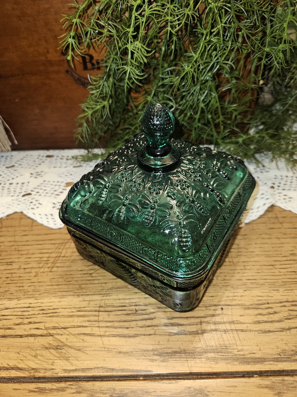 Tiara Spruce Green Honey Bee Dish- 'Bee Box'